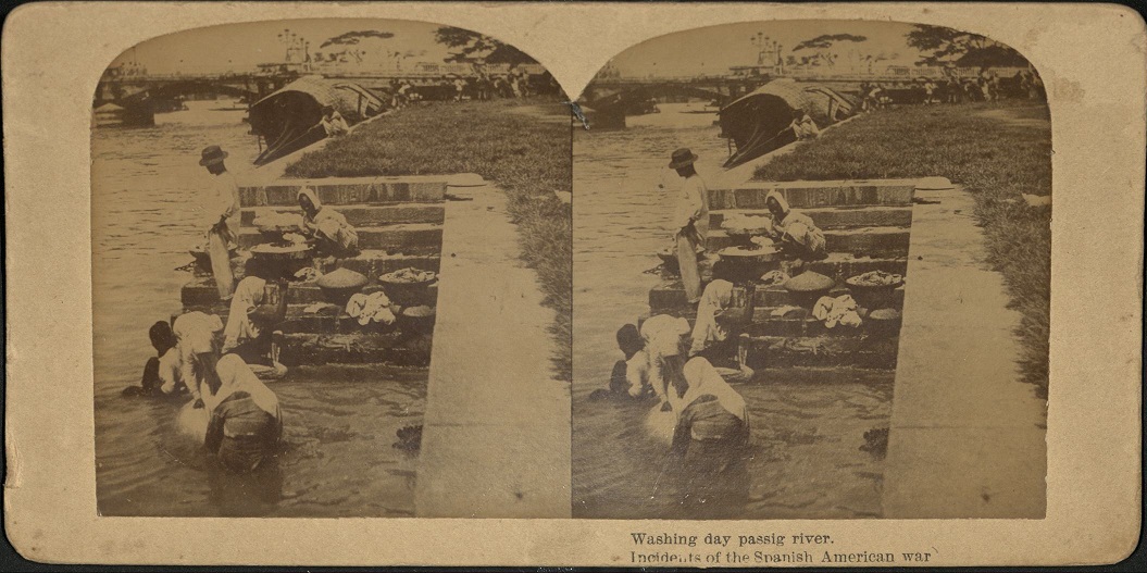 Washing day passig [Pasig] river. Incidents of the Spanish-American War.